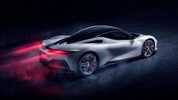 Първият шосеен автомобил, носещ емблемата на Pininfarina, и най-мощният италиански автомобил, правен някога. Battista официално произвежда 1874 к.с. и ускорява от 0 до 100 км/ч за 1,86 секунди. Максималната скорост уж е електронно ограничена до 350 км/ч, но в тестове автомобилът я надхвърли с почти 8 км. 
